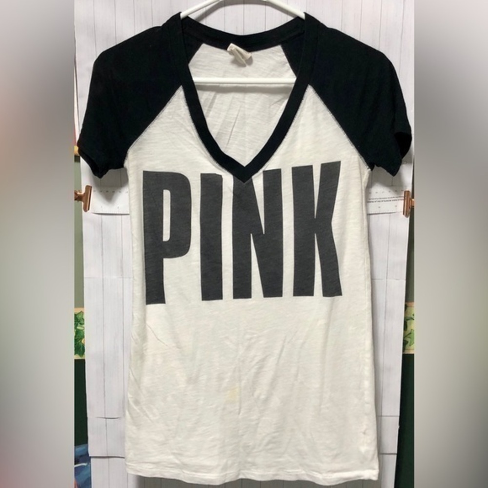 📚Victoria’s Secret PINK black & white v-neck top⭐️